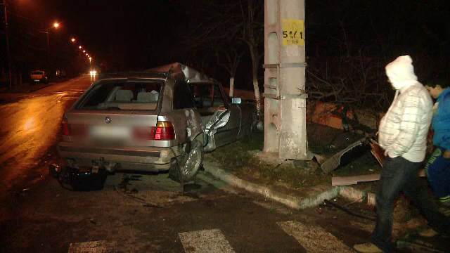 Patru oameni au fost raniti dupa ce o masina a fost spulberata de un sofer neatent intr-o intersectie, in Timisoara