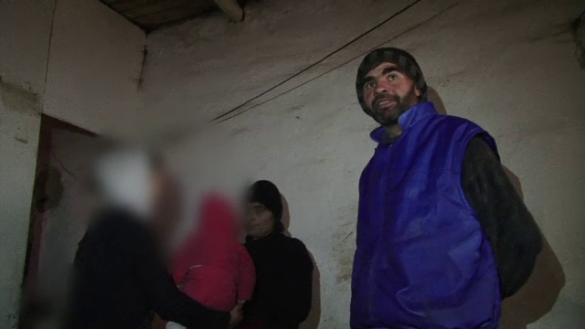 Copii salvati de la o viata in "grajd". O familie din Botosani locuieste in mizerie, intr-un C.A.P. dezafectat