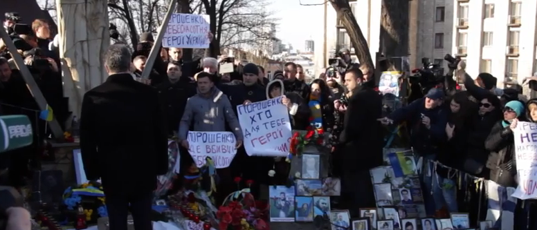 Petro Porosenko, huiduit la ceremonia revoltelor din Kiev de rudele victimelor. Joe Biden nici nu a coborat din masina. VIDEO