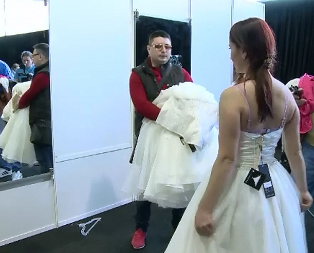 Sute de viitoare mirese au vanat cel mai mic pret pentru rochia perfecta, la targul cu reduceri de pana la 95%