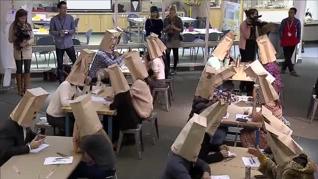 Ce fac acesti oameni cu pungile pe cap? Aceste intalniri sunt tot mai populare in New York