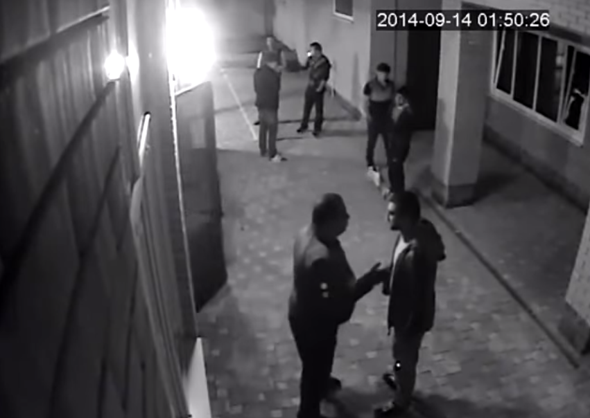 Camera de supraveghere. Ce se intampla cand zece barbati o hartuiesc pe sotia unui boxeur. Totul are loc in doua secunde