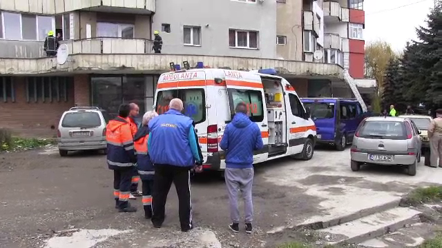 Un tanar care lucra la izolarea unui bloc a murit, dupa ce a cazut de la etajul 7. Barbatul nu purta echipament corespunzator