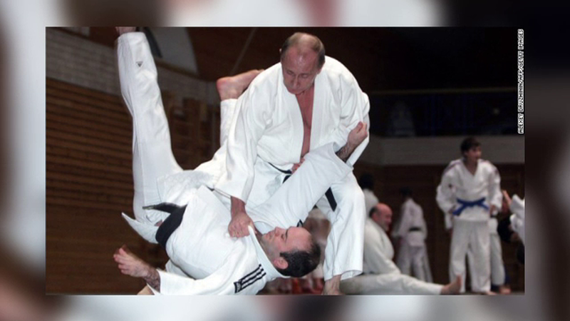 Vladimir Putin, cunoscut practicant de arte martiale, a primit “centura neagra cu 8 dani” de la federatia de Karate Kyokushin