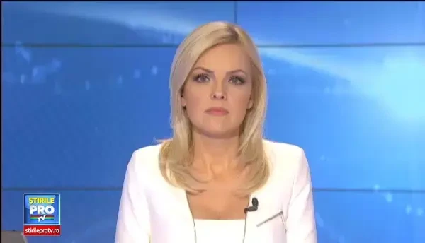 S-au apucat sa caute mobilul agresiunii... la propriu. Imagini tragicomice cu 2 politisti, in zona Obor din Capitala