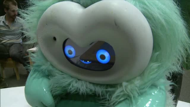 Seamana cu o jucarie, dar de fapt este un robot. In curand l-am putea vedea prin scoli, alaturi de copii