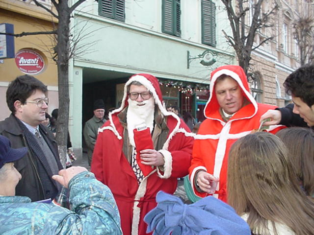 Klaus Iohannis deghizat in Mos Craciun