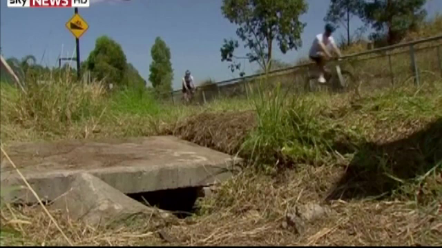 Au auzit scancete si au crezut ca e un pisoi abandonat. Ce au gasit niste biciclisti din Sydney intr-o canalizare