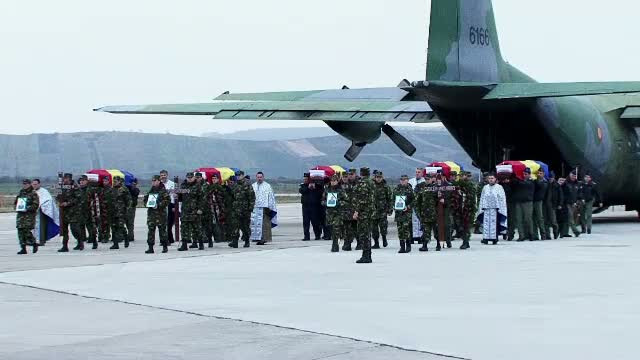 Ceremonie religioasa in memoria celor 8 militari morti in accidentul aviatic. Sicriele, date familiilor pentru inmormantare