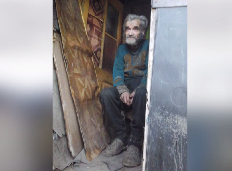 Gestul de milioane facut de niste tineri pentru un batran din Bucuresti, care locuia in conditii inumane - VIDEO