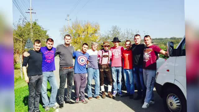 Aduna bani pe Facebook iar apoi ii ajuta pe oamenii sarmani din Romania. Gest emotionant al unor romani stabiliti in Germania