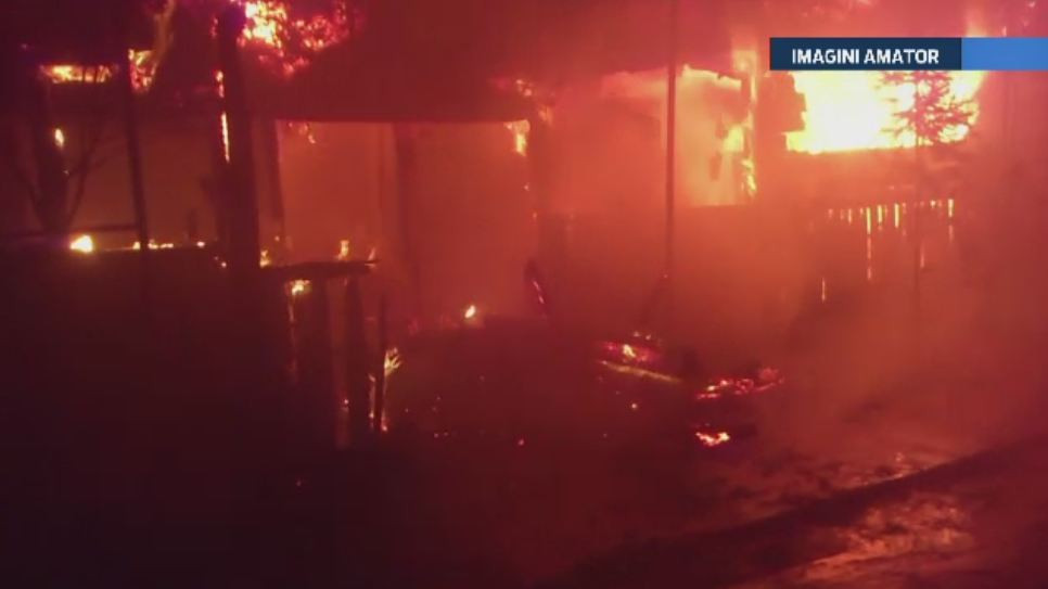 Incendiu de proportii la o manastire din Tulcea. Localnicii au reusit sa salveze carti vechi de mai bine de 300 de ani