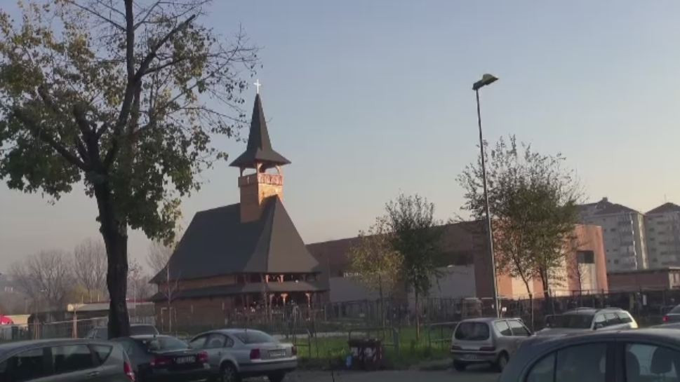 O biserica in stil maramuresean a rasarit intr-un orasel modern, de langa Torino. Italienii, impresionati de constructie