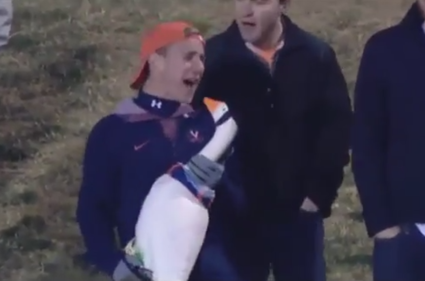 Moment amuzant la un meci de fotbal american.Gestul unui suporter infocat i-a amuzat teribil pe comentatori - VIDEO