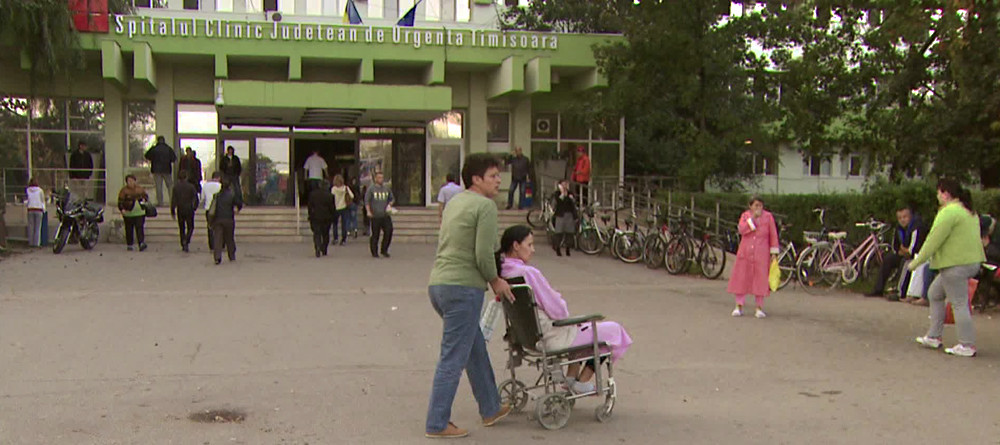 "Te duci la medic si stai ca un bou". La Timisoara, aparatura spitalului de stat e nefolosita, dar la clinica privata e coada