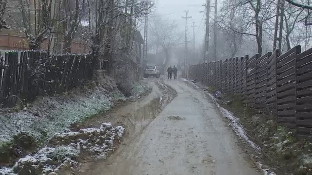 Sute de familii au iesit in strada la Comarnic. Lucrarile pentru reteaua de apa au transformat drumurile in gropi si noroi