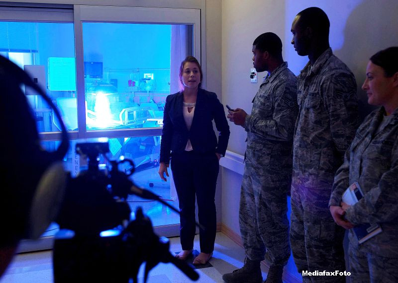 Armata americana a creat o "arma" impotriva virusului Ebola. "Xenex", robotul distrugator de microbi