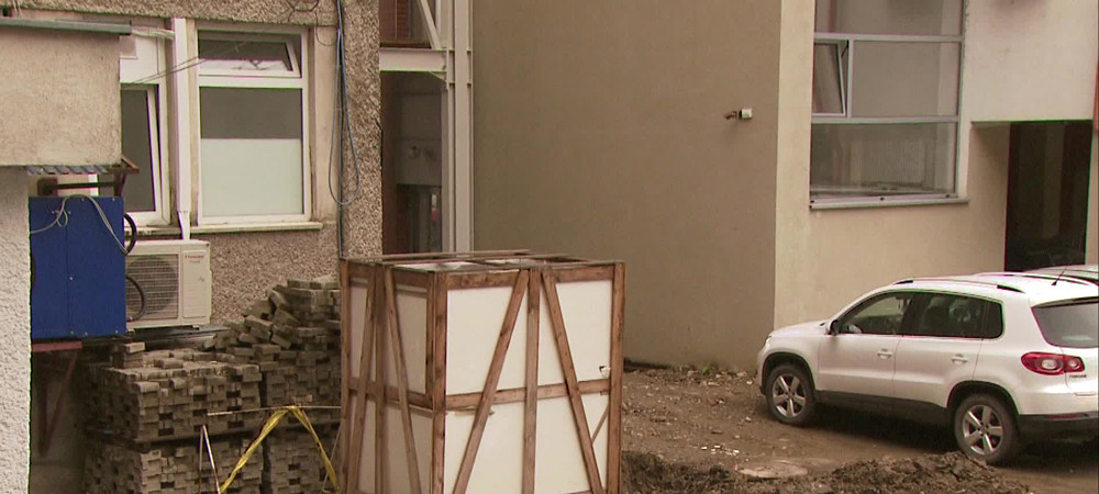 Spitalul din Romania care tine aparatura noua in ploaie, dar opereaza pe mese vechi de 50 de ani. Care este explicatia