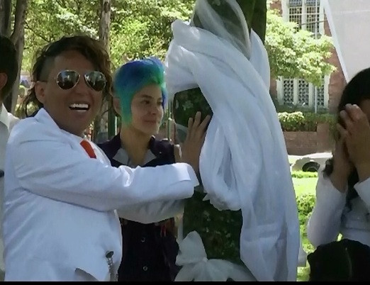 Cine este barbatul care si-a unit destinul pentru a doua oara cu un copac din Bogota. Evenimentul a fost organizat in detaliu