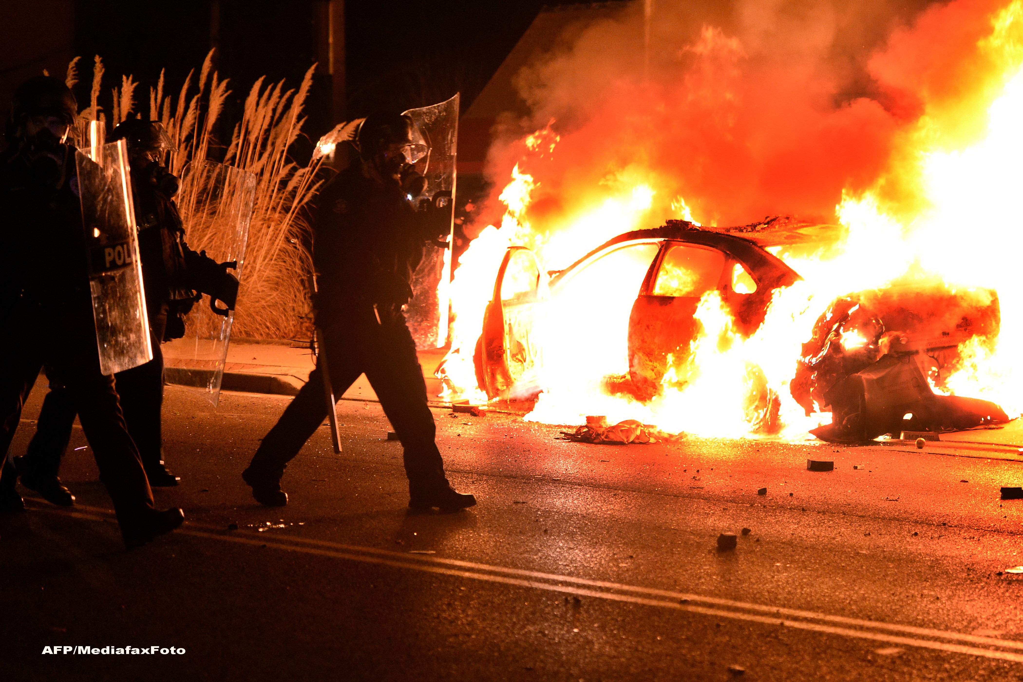 Scene apocaliptice in orasul american Ferguson. Masini distruse, magazine jefuite, case arse. GALERIE FOTO SI VIDEO