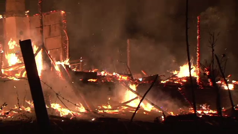 Casa unui calugar din Bistrita, mistuita de flacari. Localnicii spun ca focul a fost pus de cineva care a vrut sa se razbune