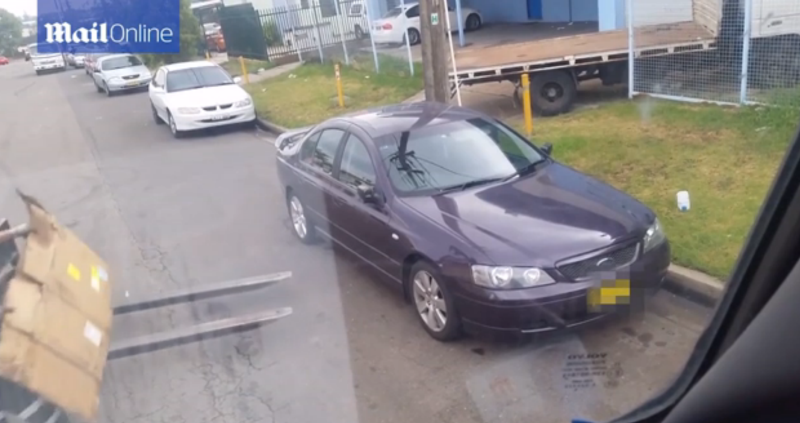 Ce a patit un australian care si-a parcat masina intr-un loc interzis. O echipa de muncitori a avut grija sa-i dea o lectie