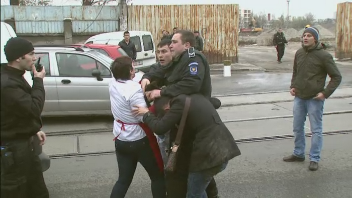 Ce faceau politistii cand o femeie era batuta in plina strada de sot. Filmul unei agresiuni de langa Piata Obor din Capitala