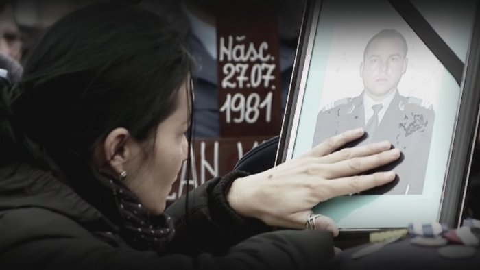 Zi neagra pentru rudele a cinci militari morti in accidentul de elicopter din Sibiu. Victimele, inmormantate cu onoruri