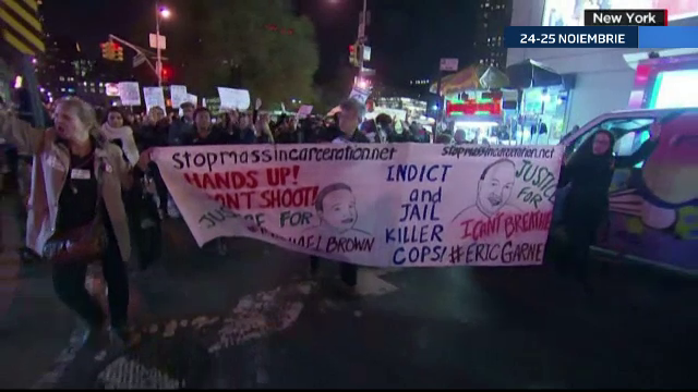 Haos in orasul Ferguson: cladiri fumegande, masini calcinate si magazine devastate. Fortele de ordine au fost triplate