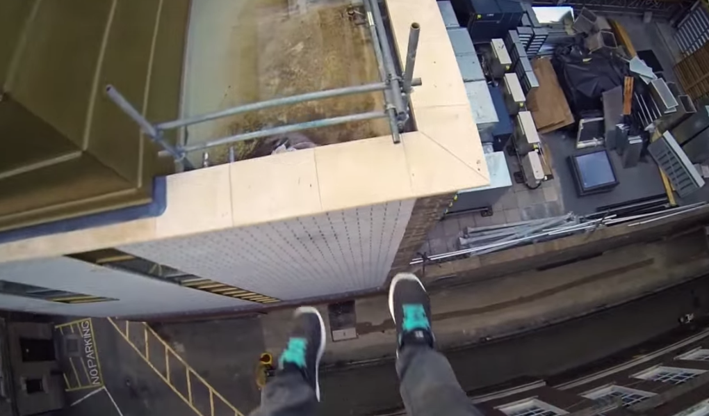 Ce se intampla cand un tanar sare de pe acoperisul unei cladiri de 12 etaje. Clipul care le da ameteli tuturor - VIDEO