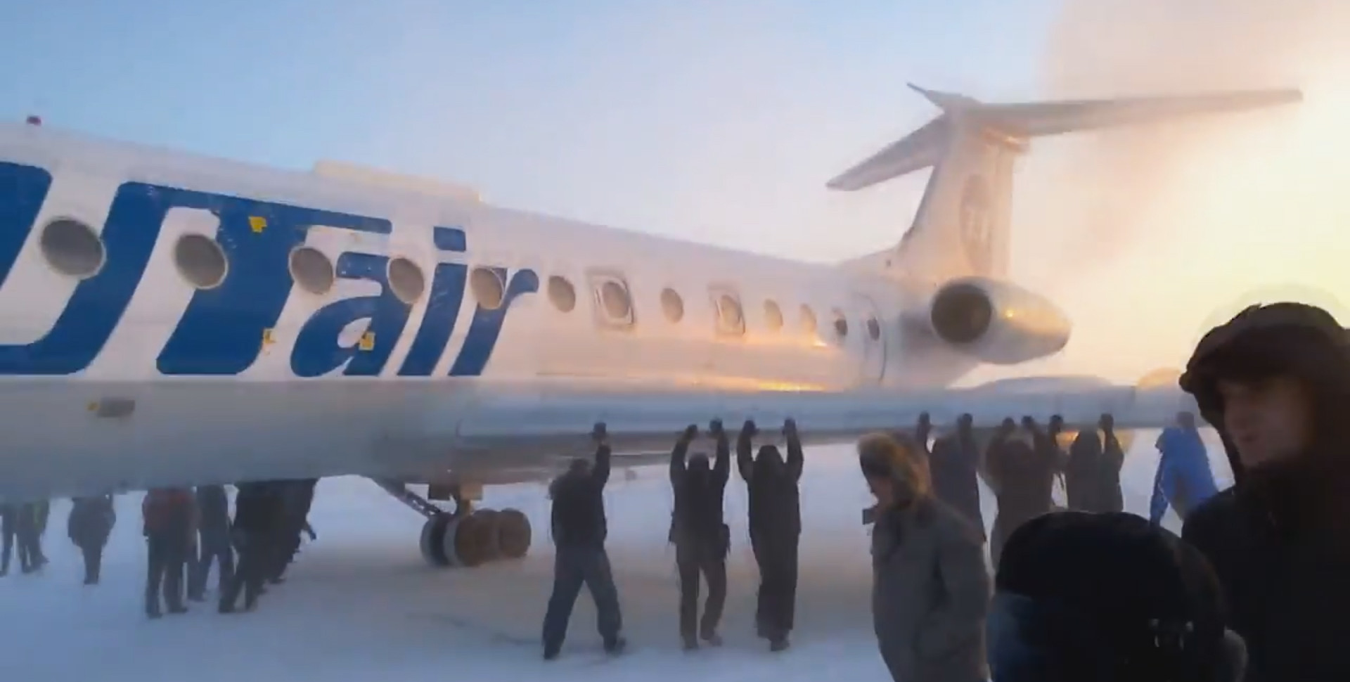 Solutia ruseasca atunci cand avionul nu porneste: dai jos pasagerii si ii pui sa impinga. VIDEO