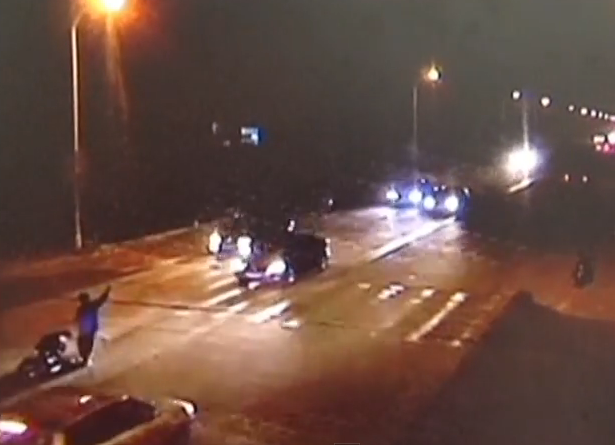 Un chinez, lovit puternic de TREI masini in decurs de cateva minute, a supravietuit in mod miraculos. VIDEO