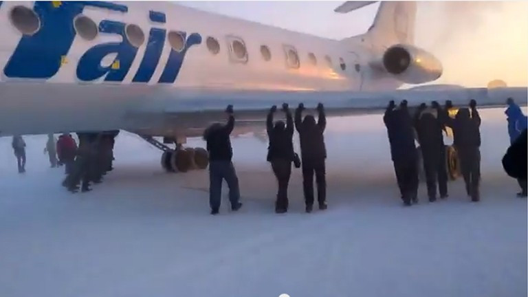 Au impins avionul al carui tren de aterizare inghetase! VIDEO