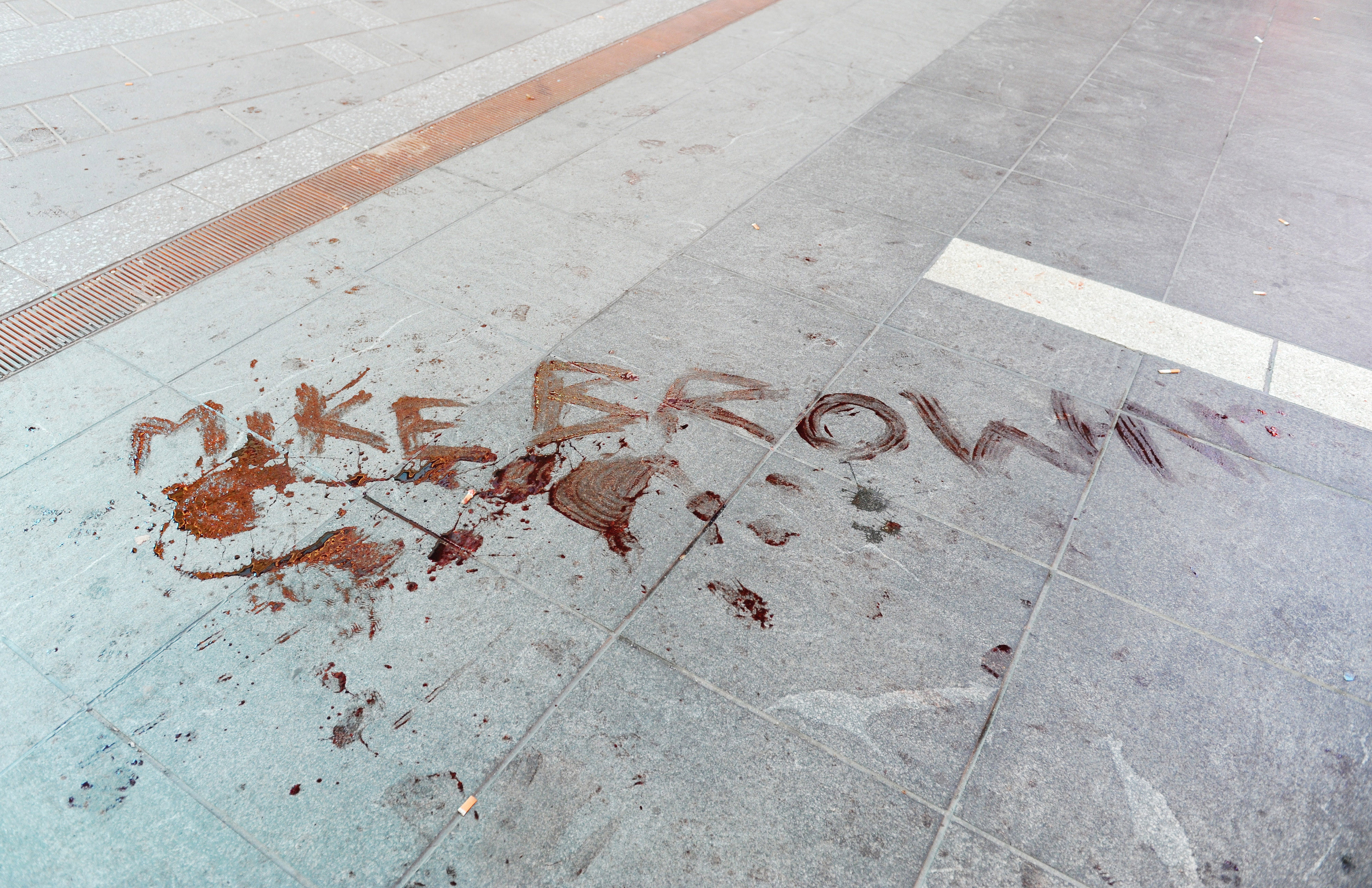 IMAGINILE dezastrului din Ferguson. Masini de politie incendiate, politisti inarmati si "sange pe asfalt"