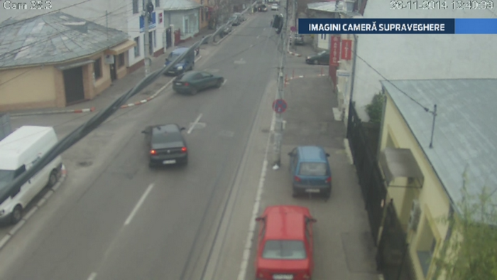 IMAGINI CAMERA DE SUPRAVEGHERE. Un sofer din Buzau s-a infipt intr-un stalp, dupa un slalom pe sosea