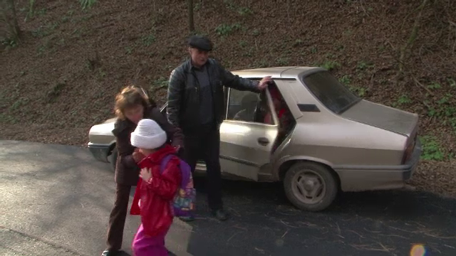 Dascalul care isi duce zilnic elevii la scoala cu masina proprie, decorat de presedintele Basescu pentru gestul sau