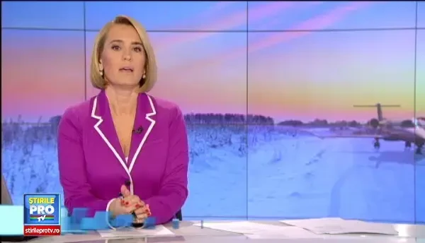 Solutia ruseasca atunci cand avionul nu porneste: dai jos pasagerii si ii pui sa impinga. VIDEO