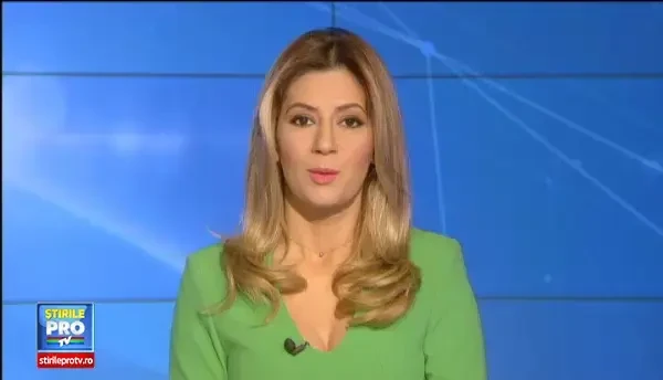 IMAGINI de pe CAMERA DE SUPRAVEGHERE. Un sofer din Buzau s-a infipt intr-un stalp, dupa un slalom pe sosea