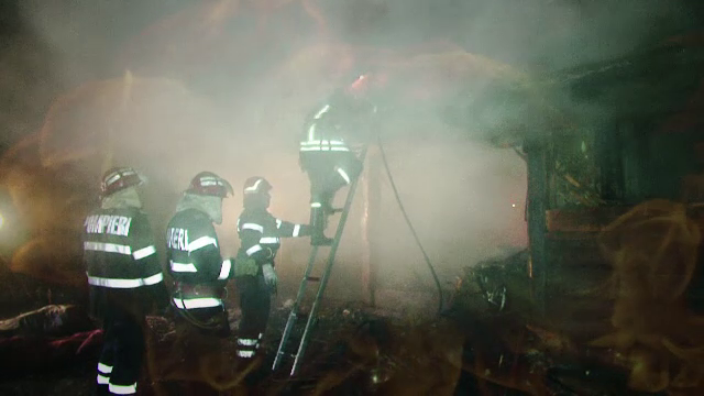 O femeie si baietelul ei de 3 ani au ars de vii in casa, in Suceava. Pompieri: Femeia a incercat sa-si protejeze copilul