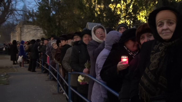 Peste 3.000 de credinciosi au stat la coada ore in sir, in frig, sa se roage la moastele Sfantului Constantin Brancoveanu