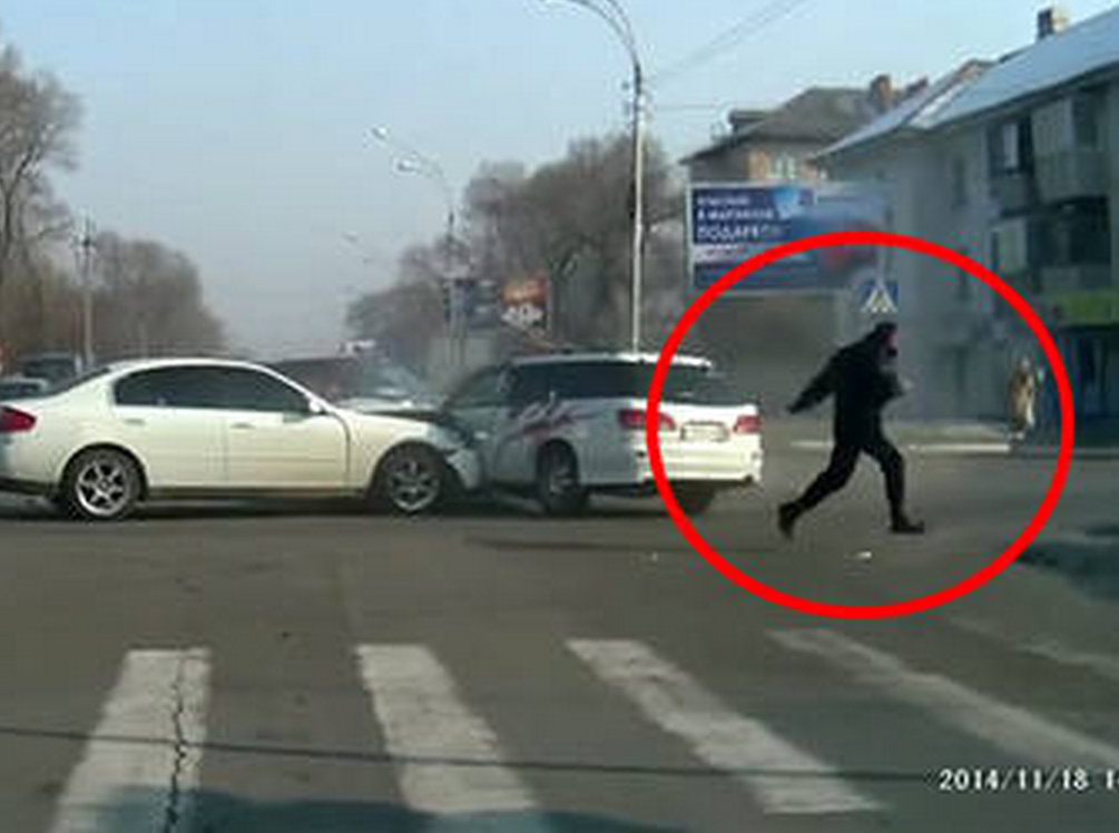 A provocat un accident intr-o intersectie, apoi a fugit de la locul faptei. Cine e barbatul prins de politisti la scurt timp