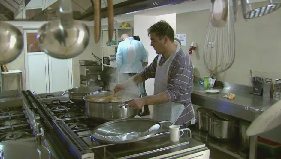 Retelele de socializare unesc oameni dornici sa ajute. Tinerii din Bucuresti care le ofera o masa calda sarmanilor