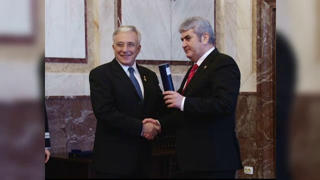 Guvernatorul Mugur Isarescu a primit Placheta de Onoare a MAI pentru felul in care vegheaza la stabilitatea financiara