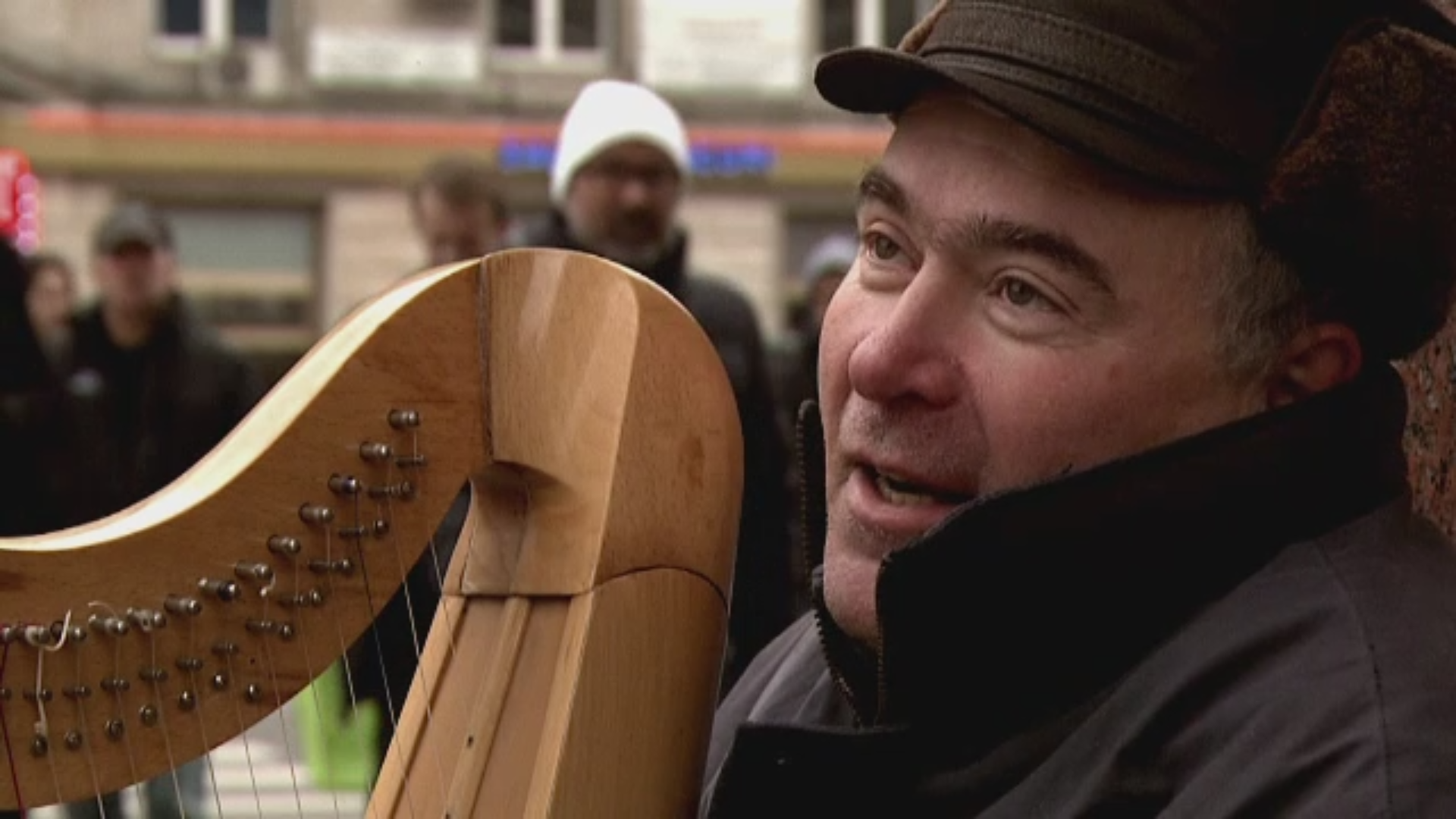 Un basarabean canta la harpa in centrul Bucurestiul pentru a-si aduce familia in Romania. POVESTEA de viata a lui Leonid