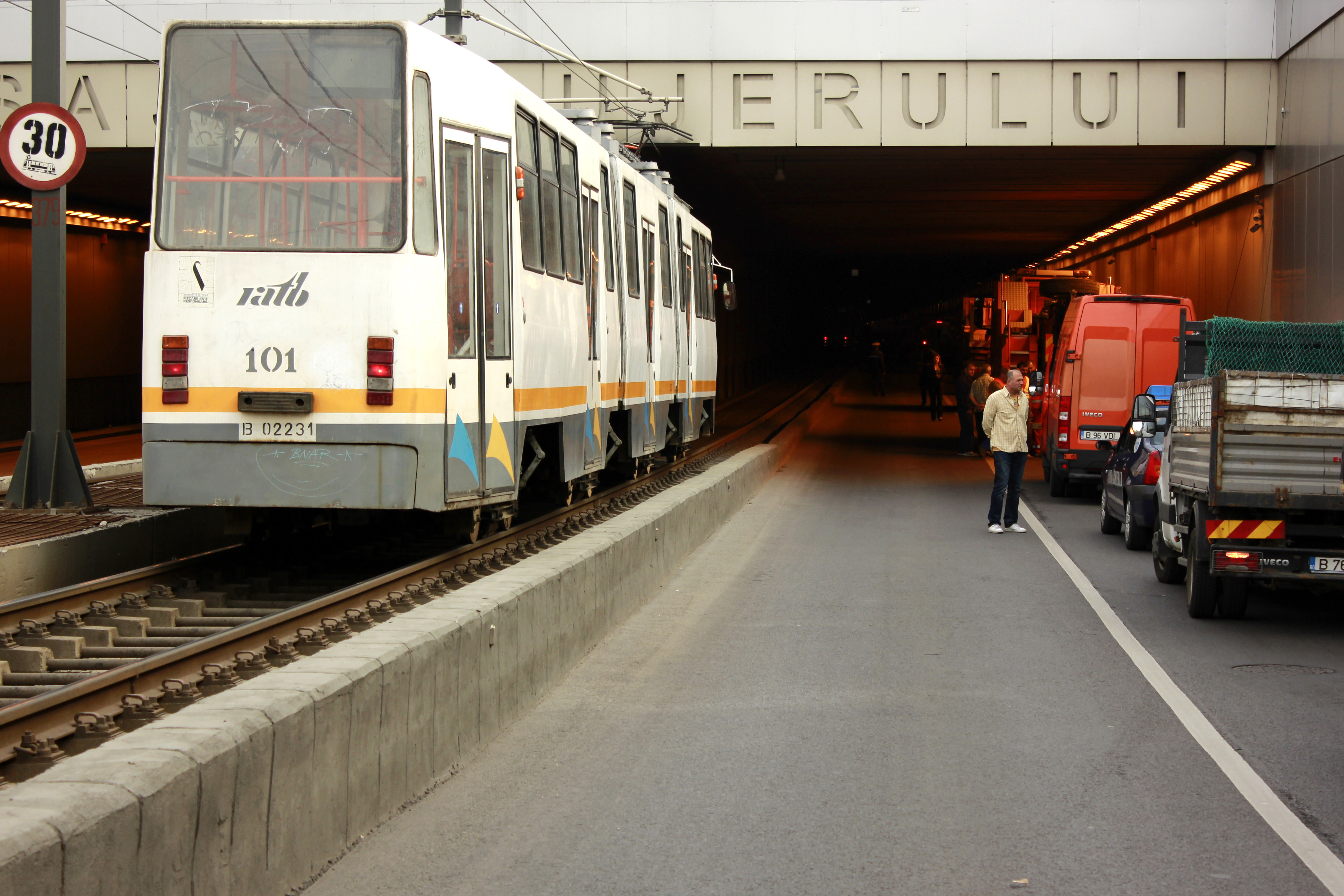 Circulatie blocata in Capitala. Un metrou s-a defectat la statia Tineretului si un accident a blocat tramvaiele in Militari