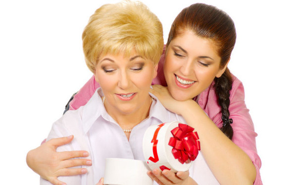 Cadouri de suflet pentru mama ta. Darurile care o vor emotiona de Craciun