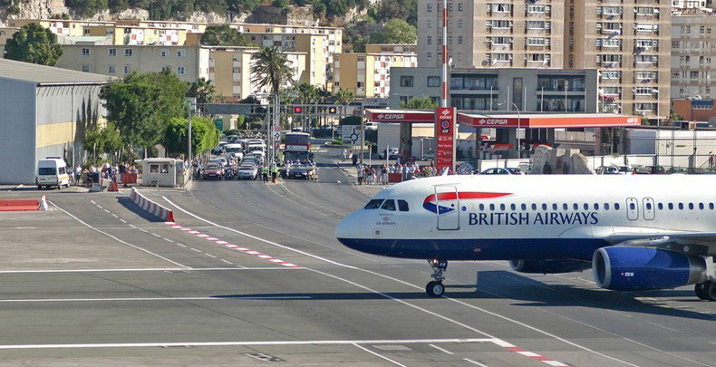 Masinile trebuie sa se opreasca pentru ca avionele sa aterizeze: Pista aeroportului din Gibraltar traverseaza un drum! VIDEO