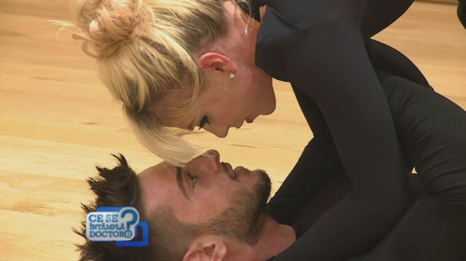 Corina Bud si Dorian Popa, pasionati de un nou sport. Ce presupune acro-yoga, combinatia perfecta dintre miscare si arta