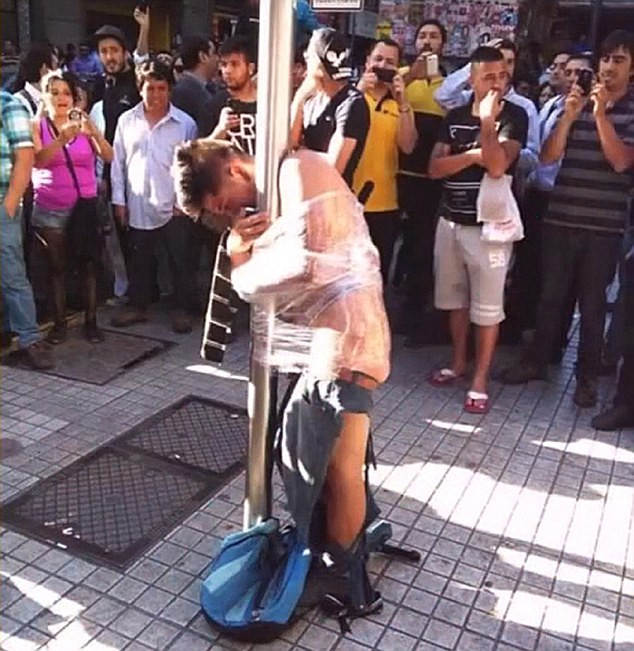 Prins in timp ce incerca sa jefuiasca un batran, un hot a fost prins de cativa trecatori. Cum au decis sa il pedepseasca