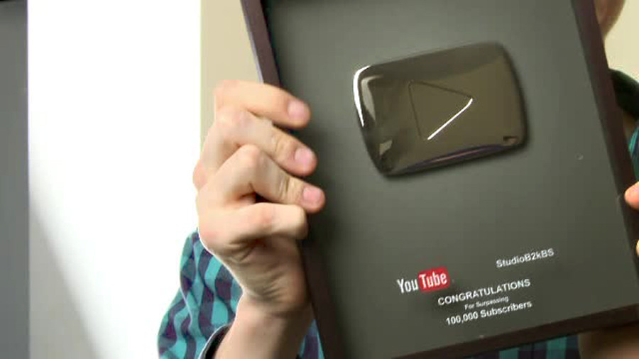 Elekes Levente Levi cu premiul de la YouTube